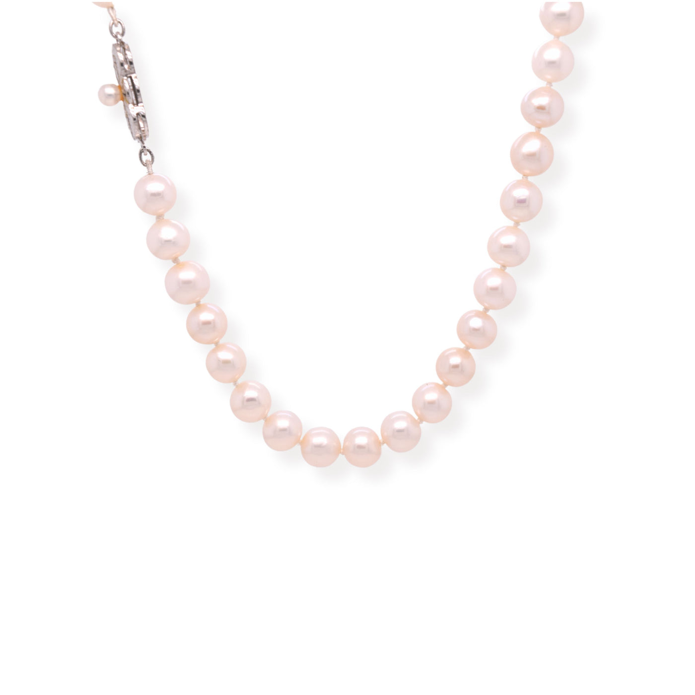 This delicate freshwater pearl necklace features a charming bow design.