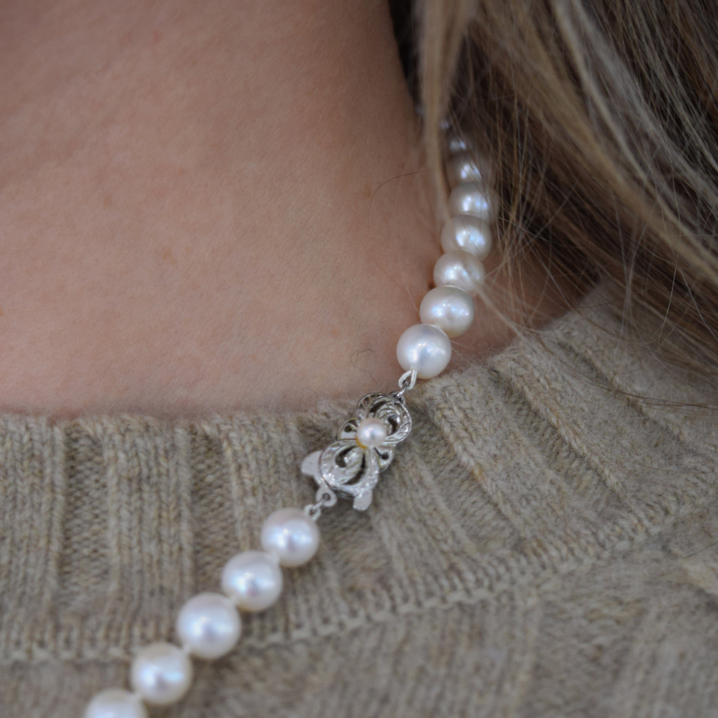 This delicate freshwater pearl necklace features a charming bow design.