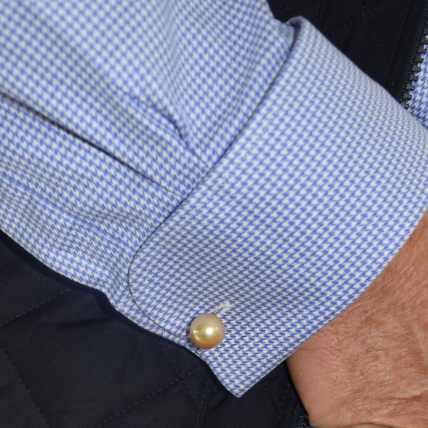 Elevate your style with these Golden South Sea pearl cufflinks, crafted in 18K yellow gold. Designed for the modern gentleman, these luxurious cufflinks showcase the rare beauty of golden pearls, offering a timeless and sophisticated touch to any formal attire. Perfect for special occasions or refined everyday wear.