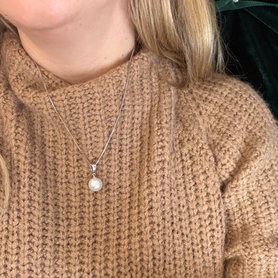 White South Sea Solitaire Pendant