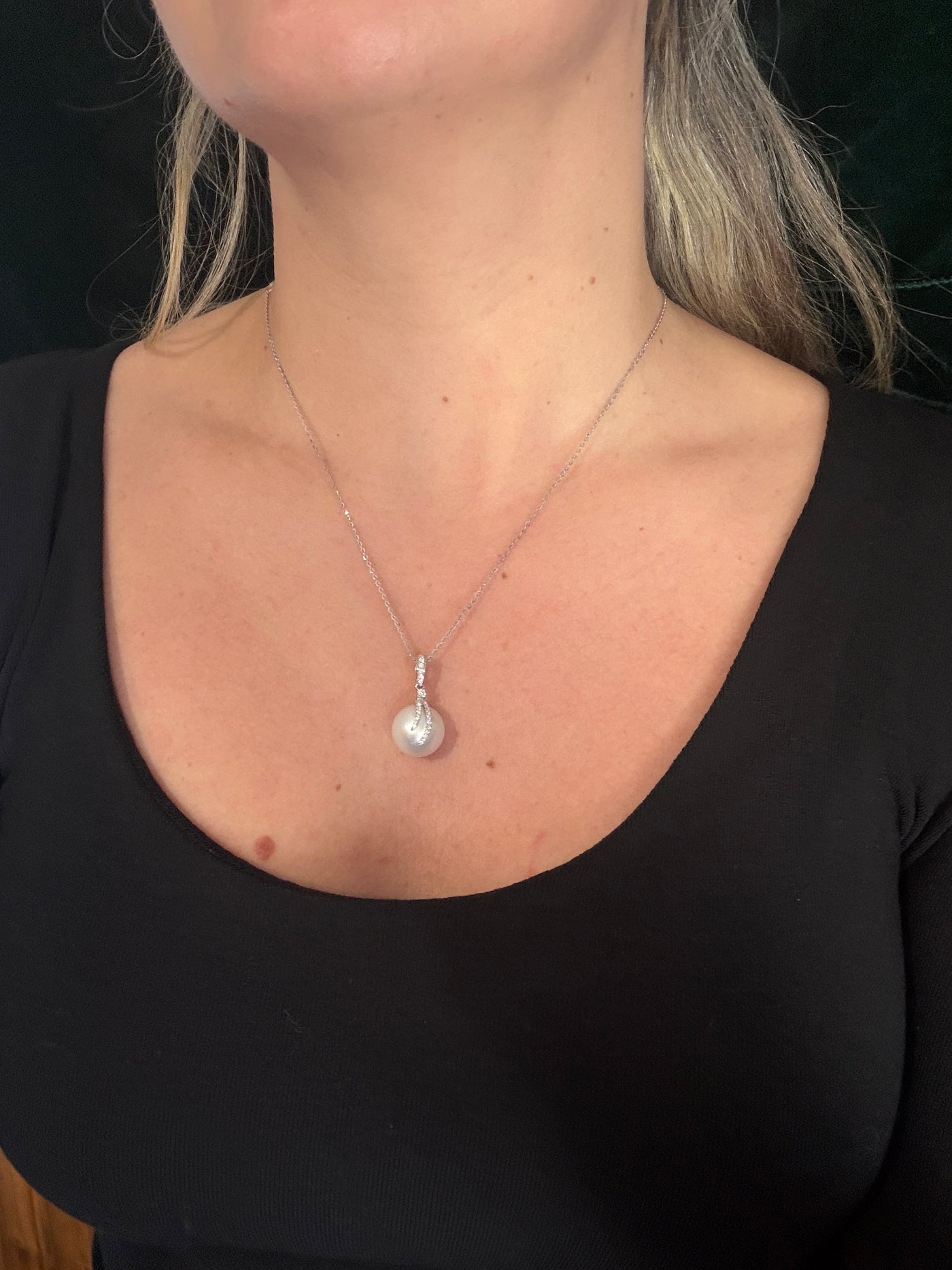 Lustre Motif Pearl Pendant