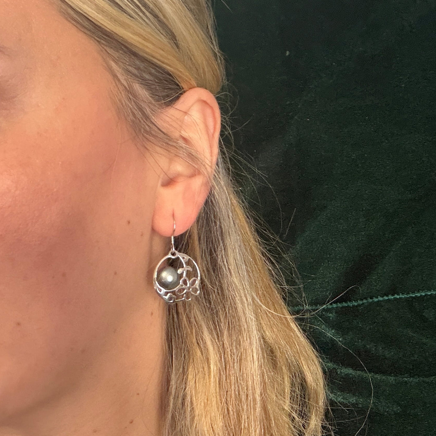 Tahitian Noir Flower Drops