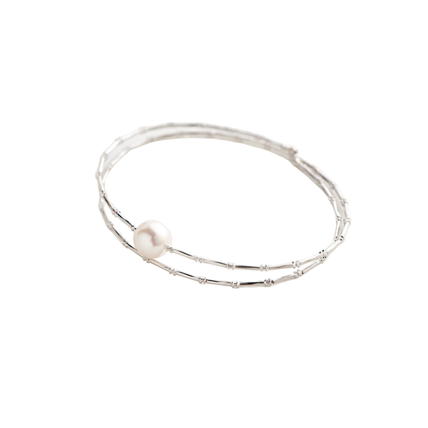 Discover the fun and trendy allure of our Double Sparkle Bangle Bracelet! Featuring a radiant 8-8.5mm Akoya Pearl, this piece combines elegance with a touch of sparkle.