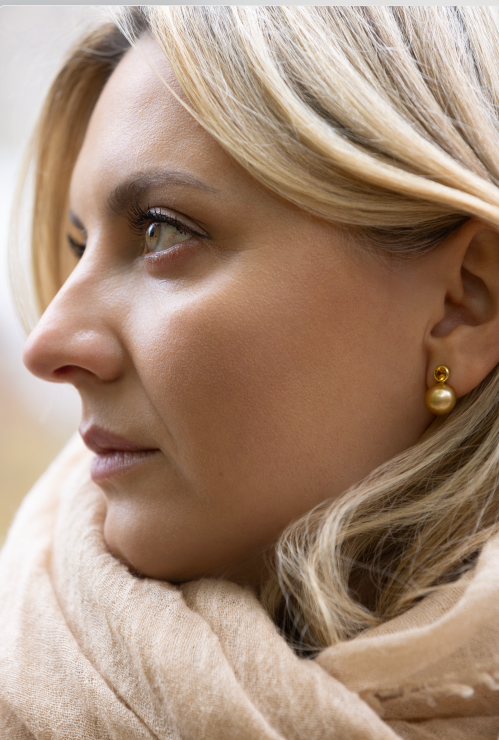 Golden Pearl Sapphire Bezels