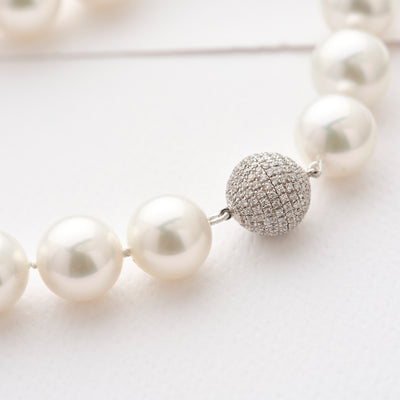 These lustrous pearl strands, ranging from 13-15 mm, are a treasure for those who appreciate classic beauty. The diamond clasp is a stunning additon to cap off the entire presentation.